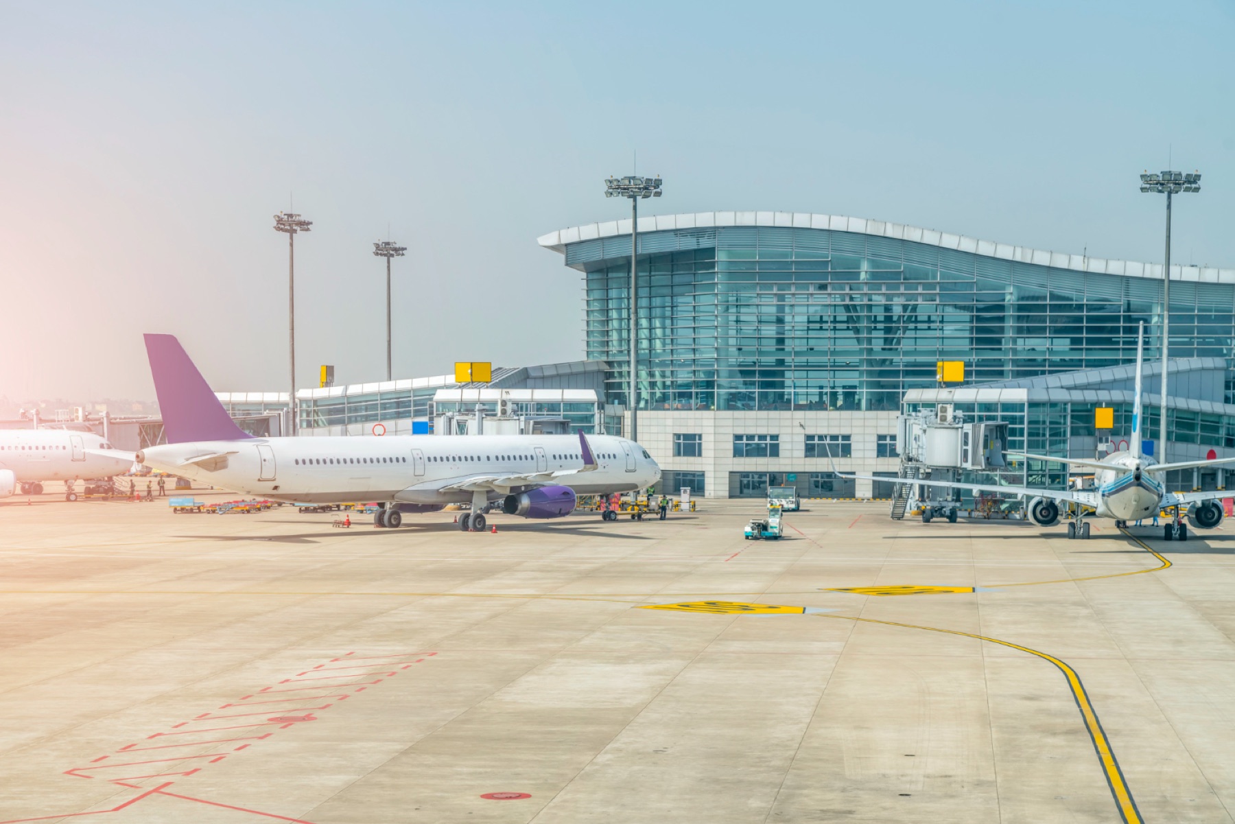 Aéronefs en stationnement sur l'aire d'un aéroport — vue d'ensemble