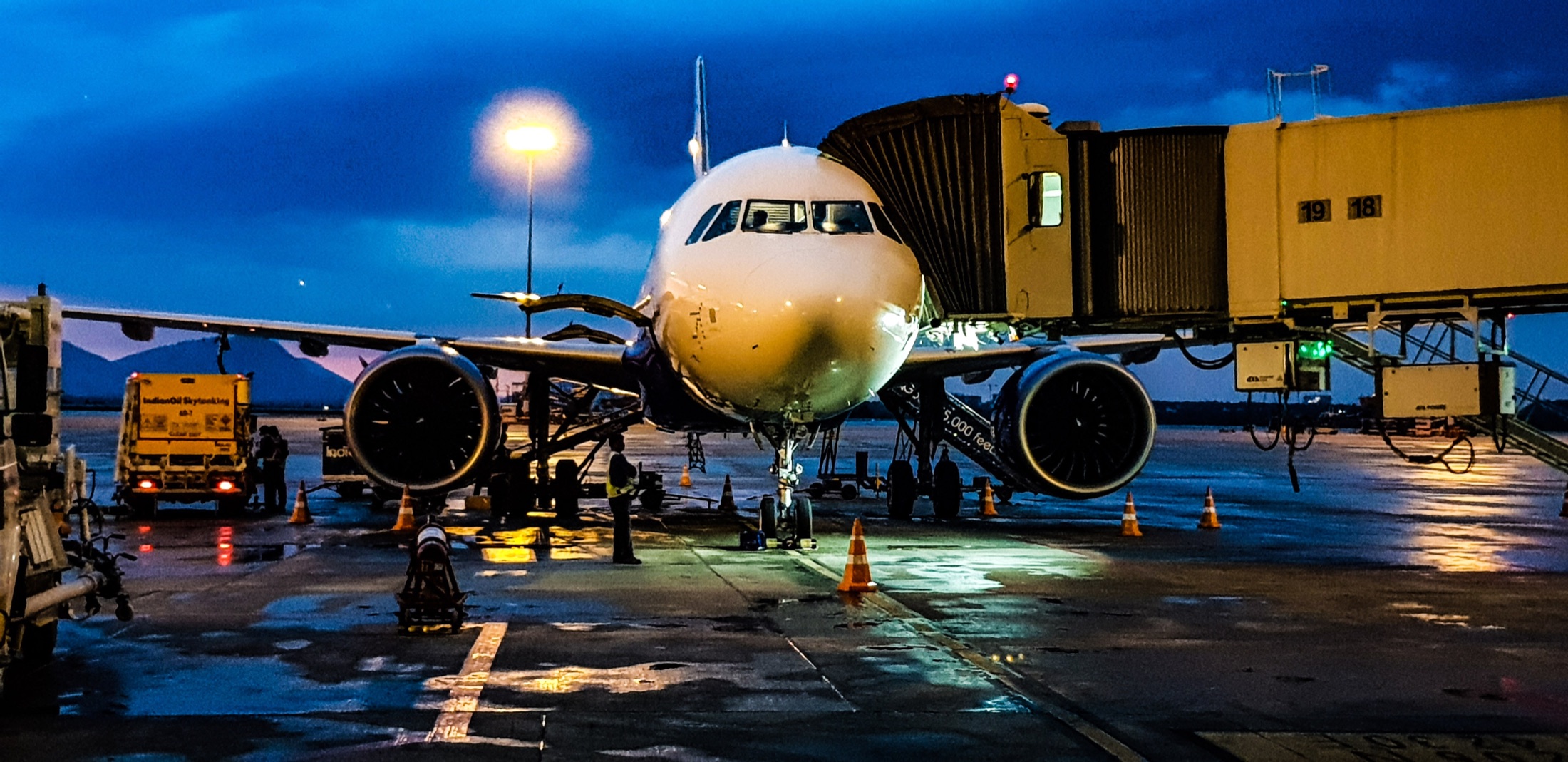 Aéronef commercial au crépuscule, en cours d'opérations d'escale et de maintenance